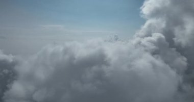 Sisli bir gündoğumu sabahında bulutların üzerinde insansız hava aracı uçuşu. Güneşli bir yaz gününde bulutların arasından uç soyut doğal hava desenleri. 