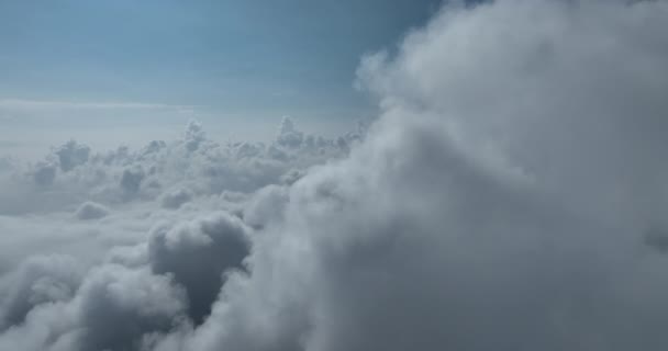 Lot Dronem Nad Chmurami Podczas Mglistego Wschodu Słońca Latać Przez — Wideo stockowe