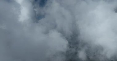 Sisli bir gündoğumu sabahında bulutların üzerinde insansız hava aracı uçuşu. Güneşli bir yaz gününde bulutların arasından uç soyut doğal hava desenleri. 