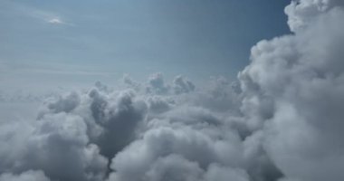 Sisli bir gündoğumu sabahında bulutların üzerinde insansız hava aracı uçuşu. Güneşli bir yaz gününde bulutların arasından uç soyut doğal hava desenleri. 