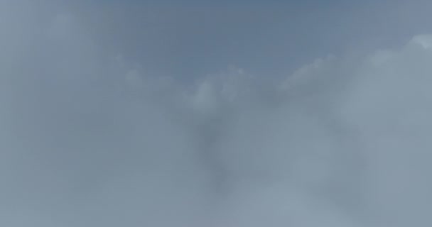 Drone Πτήση Πάνω Από Σύννεφα Κατά Διάρκεια Μια Ομιχλώδη Αυγή — Αρχείο Βίντεο