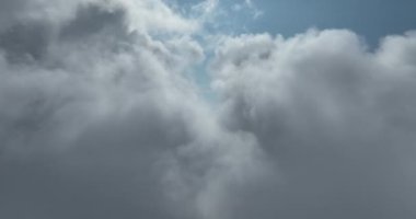 Sisli bir gündoğumu sabahında bulutların üzerinde insansız hava aracı uçuşu. Güneşli bir yaz gününde bulutların arasından uç soyut doğal hava desenleri. 