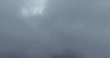 Sisli bir gündoğumu sabahında bulutların üzerinde insansız hava aracı uçuşu. Güneşli bir yaz gününde bulutların arasından uç soyut doğal hava desenleri. 