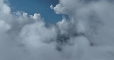 Sisli bir gündoğumu sabahında bulutların üzerinde insansız hava aracı uçuşu. Güneşli bir yaz gününde bulutların arasından uç soyut doğal hava desenleri. 