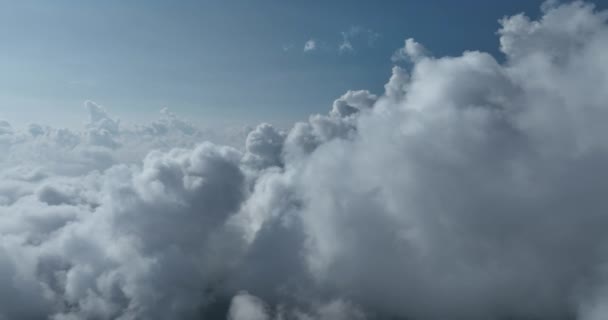Drone Vlucht Boven Wolken Tijdens Een Mistige Zonsopgang Ochtend Vlieg — Stockvideo
