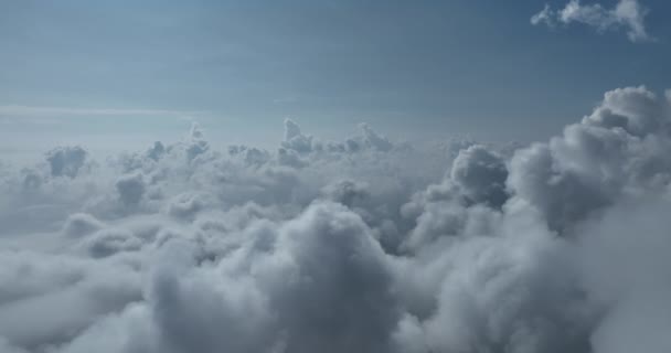 Lot Dronem Nad Chmurami Podczas Mglistego Wschodu Słońca Latać Przez — Wideo stockowe