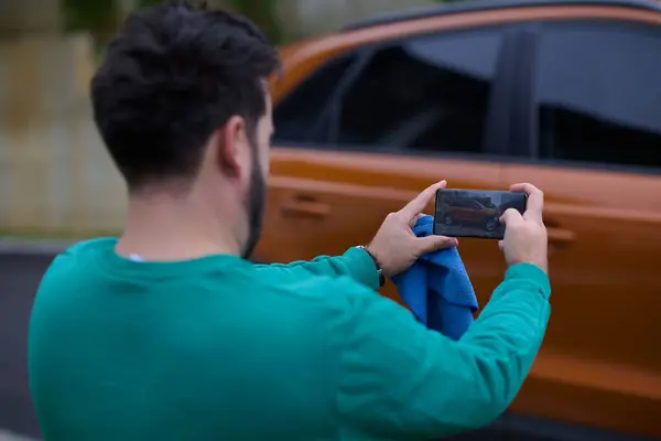 Pria Mengambil Foto Smartphone Dari Mobil Mempersiapkan Diri Untuk Dijual — Stok Foto