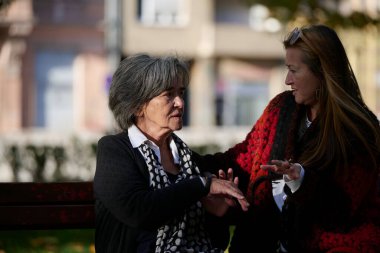 Büyük kızı sonbaharda parkta ona sarılıp baktığı zaman Alzheimer 'lı yaşlı, tatlı bir kadın çok mutlu ve gülümsüyor. Tema yaşlanma ve ebeveynlik, aile ilişkileri ve sosyal bakım.