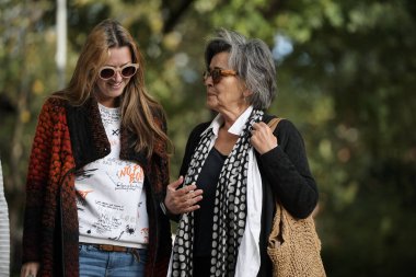 Büyük kızı sonbaharda parkta ona sarılıp baktığı zaman Alzheimer 'lı yaşlı, tatlı bir kadın çok mutlu ve gülümsüyor. Tema yaşlanma ve ebeveynlik, aile ilişkileri ve sosyal bakım.