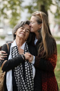 Büyük kızı sonbaharda parkta ona sarılıp baktığı zaman Alzheimer 'lı yaşlı, tatlı bir kadın çok mutlu ve gülümsüyor. Tema yaşlanma ve ebeveynlik, aile ilişkileri ve sosyal bakım.