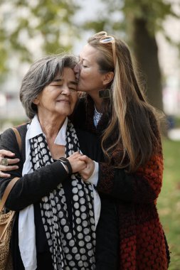 Büyük kızı sonbaharda parkta ona sarılıp baktığı zaman Alzheimer 'lı yaşlı, tatlı bir kadın çok mutlu ve gülümsüyor. Tema yaşlanma ve ebeveynlik, aile ilişkileri ve sosyal bakım.