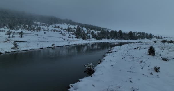 Incrível Vista Aérea Cinematográfica Freezing River Vôo Vista Aérea Acima — Vídeo de Stock