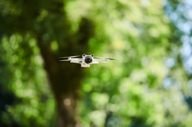 Güneşli bir günde profesyonel drone parkı filme alıyor.. 