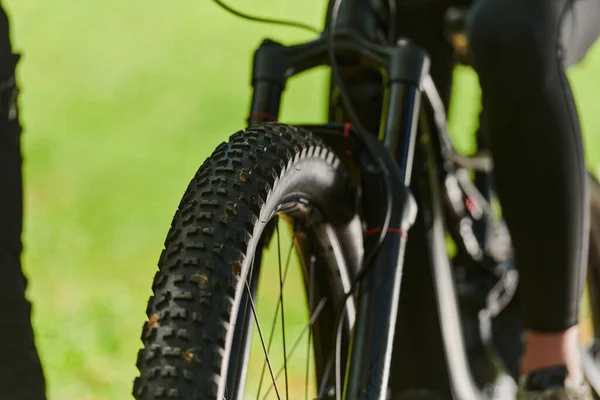 Uma Bicicleta Esportiva Corre Pelo Parque Seus Componentes Rodas Giratórias — Fotografia de Stock
