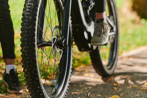 Sport Cykel Tävlingar Genom Parken Dess Komponenter Fokuserade Rörelse Snurrande — Stockfoto