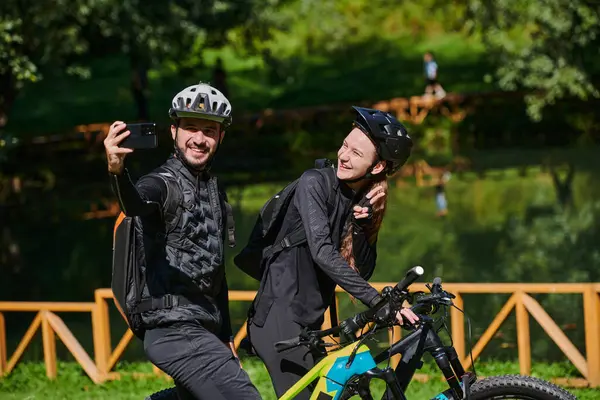Cuplu Modern Surprinde Bucuria Plimbării Bicicleta Parc Printr Selfie Modă — Fotografie, imagine de stoc