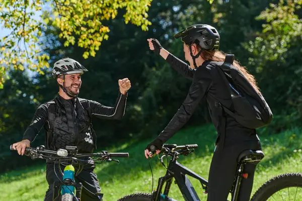 Couple Doux Vêtu Vêtements Cyclisme Fait Vélo Les Mains Liées — Photo