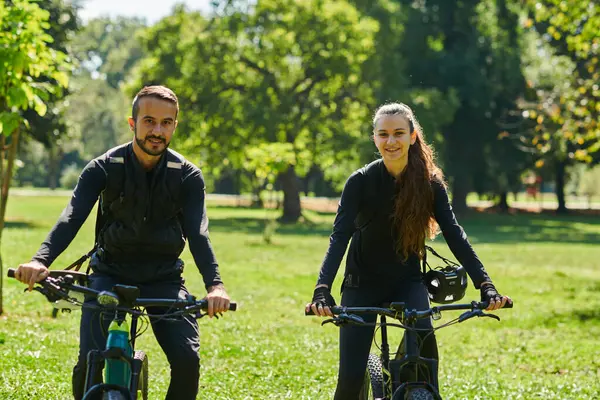 Blissful Couple Adorned Professional Cycling Gear Enjoys Romantic Bicycle Ride — Stock Photo, Image