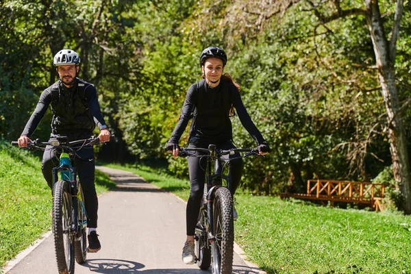 Blissful Couple Adorned Professional Cycling Gear Enjoys Romantic Bicycle Ride — Stock Photo, Image