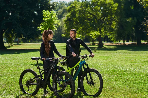Blissful Couple Adorned Professional Cycling Gear Enjoys Romantic Bicycle Ride — Stock Photo, Image