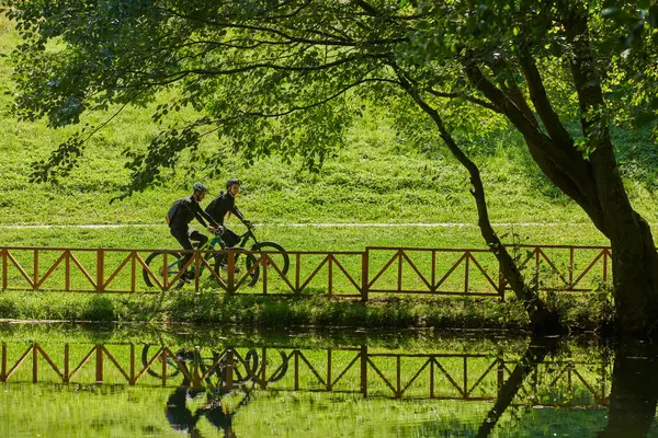 Blissful Couple Adorned Professional Cycling Gear Enjoys Romantic Bicycle Ride — Stock Photo, Image