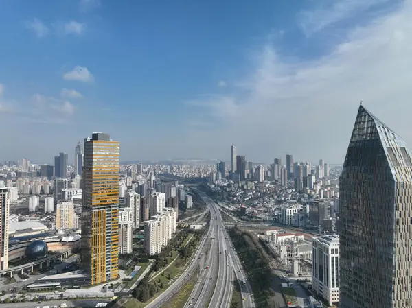 Gökyüzü manzarası, modern işletme finans gökdelenleri güneşli bir kış gününde İstanbul, Türkiye 'de inşa ve alışveriş merkezi inşa ederken mavi gökyüzü insansız hava aracı kuruluşu vuruldu