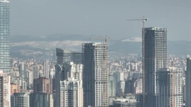 Gökyüzü manzarası, modern işletme finans gökdelenleri güneşli bir kış gününde İstanbul, Türkiye 'de inşa ve alışveriş merkezi inşa ederken mavi gökyüzü insansız hava aracı kuruluşu vuruldu