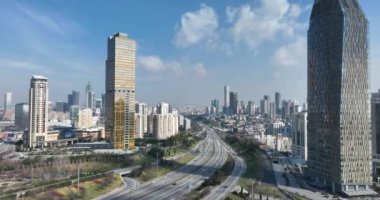 Gökyüzü manzarası, modern işletme finans gökdelenleri güneşli bir kış gününde İstanbul, Türkiye 'de inşa ve alışveriş merkezi inşa ederken mavi gökyüzü insansız hava aracı kuruluşu vuruldu