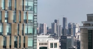 Gökyüzü manzarası, modern işletme finans gökdelenleri güneşli bir kış gününde İstanbul, Türkiye 'de inşa ve alışveriş merkezi inşa ederken mavi gökyüzü insansız hava aracı kuruluşu vuruldu