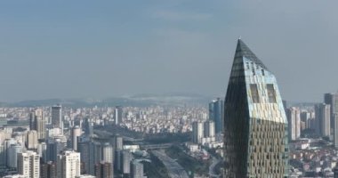 Gökyüzü manzarası, modern işletme finans gökdelenleri güneşli bir kış gününde İstanbul, Türkiye 'de inşa ve alışveriş merkezi inşa ederken mavi gökyüzü insansız hava aracı kuruluşu vuruldu