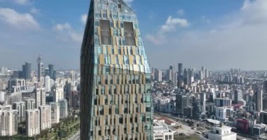 Gökyüzü manzarası, modern işletme finans gökdelenleri güneşli bir kış gününde İstanbul, Türkiye 'de inşa ve alışveriş merkezi inşa ederken mavi gökyüzü insansız hava aracı kuruluşu vuruldu