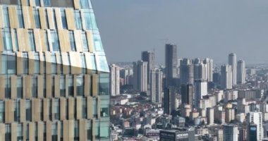 Gökyüzü manzarası, modern işletme finans gökdelenleri güneşli bir kış gününde İstanbul, Türkiye 'de inşa ve alışveriş merkezi inşa ederken mavi gökyüzü insansız hava aracı kuruluşu vuruldu