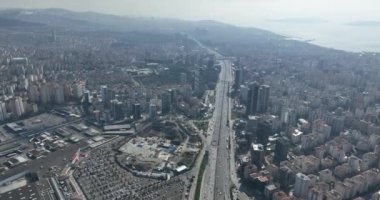 Gökyüzü manzarası, modern işletme finans gökdelenleri güneşli bir kış gününde İstanbul, Türkiye 'de inşa ve alışveriş merkezi inşa ederken mavi gökyüzü insansız hava aracı kuruluşu vuruldu