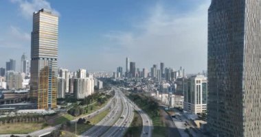 Gökyüzü manzarası, modern işletme finans gökdelenleri güneşli bir kış gününde İstanbul, Türkiye 'de inşa ve alışveriş merkezi inşa ederken mavi gökyüzü insansız hava aracı kuruluşu vuruldu