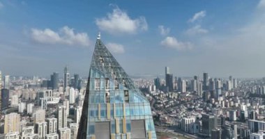 Gökyüzü manzarası, modern işletme finans gökdelenleri güneşli bir kış gününde İstanbul, Türkiye 'de inşa ve alışveriş merkezi inşa ederken mavi gökyüzü insansız hava aracı kuruluşu vuruldu