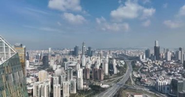 Gökyüzü manzarası, modern işletme finans gökdelenleri güneşli bir kış gününde İstanbul, Türkiye 'de inşa ve alışveriş merkezi inşa ederken mavi gökyüzü insansız hava aracı kuruluşu vuruldu