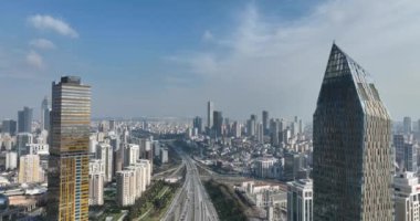 Gökyüzü manzarası, modern işletme finans gökdelenleri güneşli bir kış gününde İstanbul, Türkiye 'de inşa ve alışveriş merkezi inşa ederken mavi gökyüzü insansız hava aracı kuruluşu vuruldu