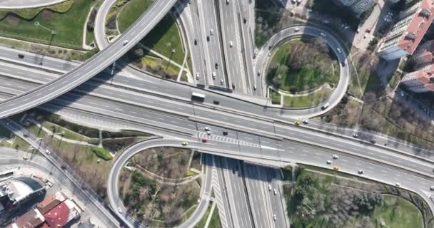 Luftaufnahme Modernes Mehrstöckiges Autobahnkreuz Mit Mautpflichtiger Autobahn Straßenverkehr Eine Wichtige — Stockvideo