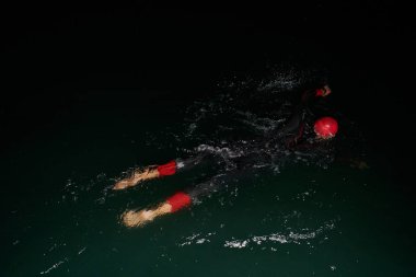 Kararlı bir profesyonel triatloncu soğuk sularda sıkı bir gece eğitimi alır. Yaklaşan triatlon yüzme yarışmasına hazırlanmak için kendini adamış ve direnç göstermiştir.. 