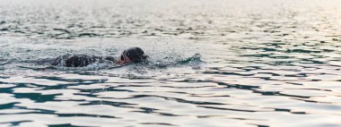 Profesyonel bir triatloncu gölde yapılacak yarışmaya kendini adamış, atletizm ve mükemmelliğe büyük bir bağlılık duygusu besliyor.