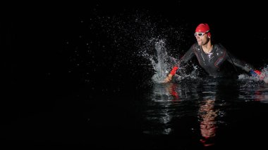 Kararlı bir profesyonel triatloncu soğuk sularda sıkı bir gece eğitimi alır. Yaklaşan triatlon yüzme yarışmasına hazırlanmak için kendini adamış ve direnç göstermiştir.. 