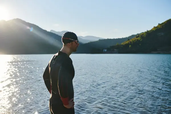 Authentieke Triatlonatleet Maakt Zich Klaar Voor Zwemtraining Het Meer Hoge — Stockfoto