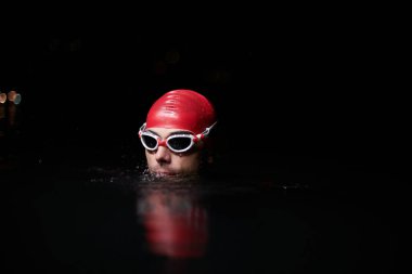 Kararlı bir profesyonel triatloncu soğuk sularda sıkı bir gece eğitimi alır. Yaklaşan triatlon yüzme yarışmasına hazırlanmak için kendini adamış ve direnç göstermiştir.. 