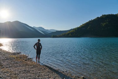 Otantik triatlon atleti gölde yüzme antrenmanına hazırlanıyor. Yüksek kalite fotoğraf