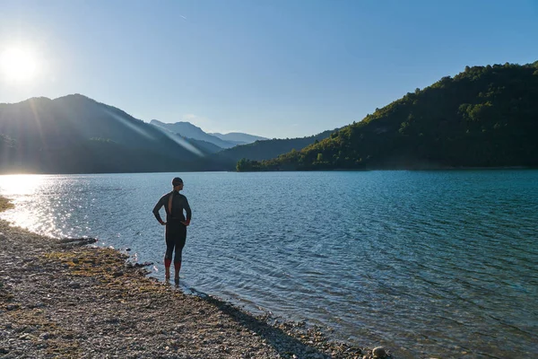 Αυθεντικός Αθλητής Τριάθλου Ετοιμάζεται Για Προπόνηση Κολύμβησης Στη Λίμνη Υψηλής — Φωτογραφία Αρχείου