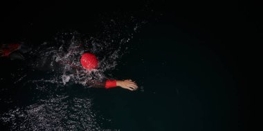 Kararlı bir profesyonel triatloncu soğuk sularda sıkı bir gece eğitimi alır. Yaklaşan triatlon yüzme yarışmasına hazırlanmak için kendini adamış ve direnç göstermiştir.. 