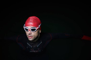 Kararlı bir profesyonel triatloncu soğuk sularda sıkı bir gece eğitimi alır. Yaklaşan triatlon yüzme yarışmasına hazırlanmak için kendini adamış ve direnç göstermiştir.. 