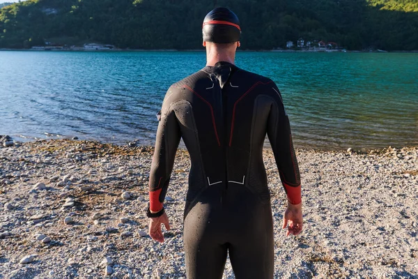 Otantik triatlon atleti gölde yüzme antrenmanına hazırlanıyor. Yüksek kalite fotoğraf