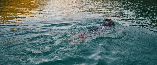 Profesjonalny Triatlonista Trenuje Niezachwianym Poświęceniem Nadchodzące Zawody Nad Jeziorem Emanując — Zdjęcie stockowe