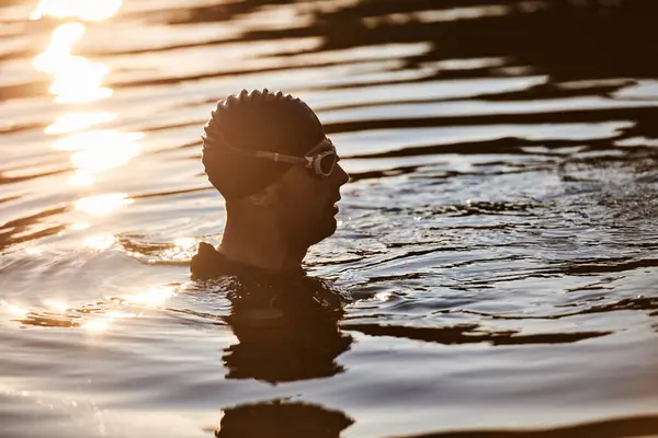 Triatleta Encuentra Rejuvenecimiento Sereno Lago Tomando Sol Tranquilidad Del Agua —  Fotos de Stock
